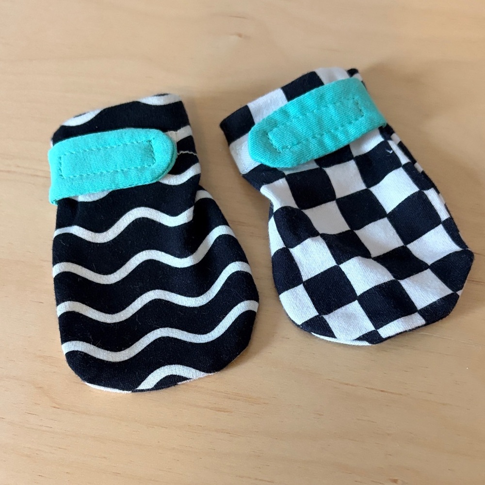 Lovevery Contrast Black And White Infant Mittens From Looker Play Kit 0-12 Week